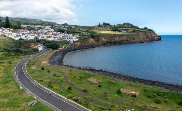una vista aerea di una strada accanto a una cassa d'acqua di Lagoa Princess Condo a Lagoa