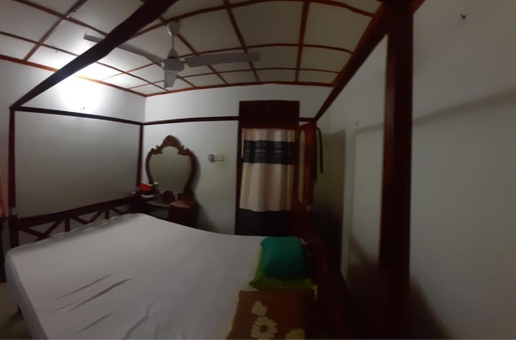 Ένα ή περισσότερα κρεβάτια σε δωμάτιο στο Sam's Villa Weligama