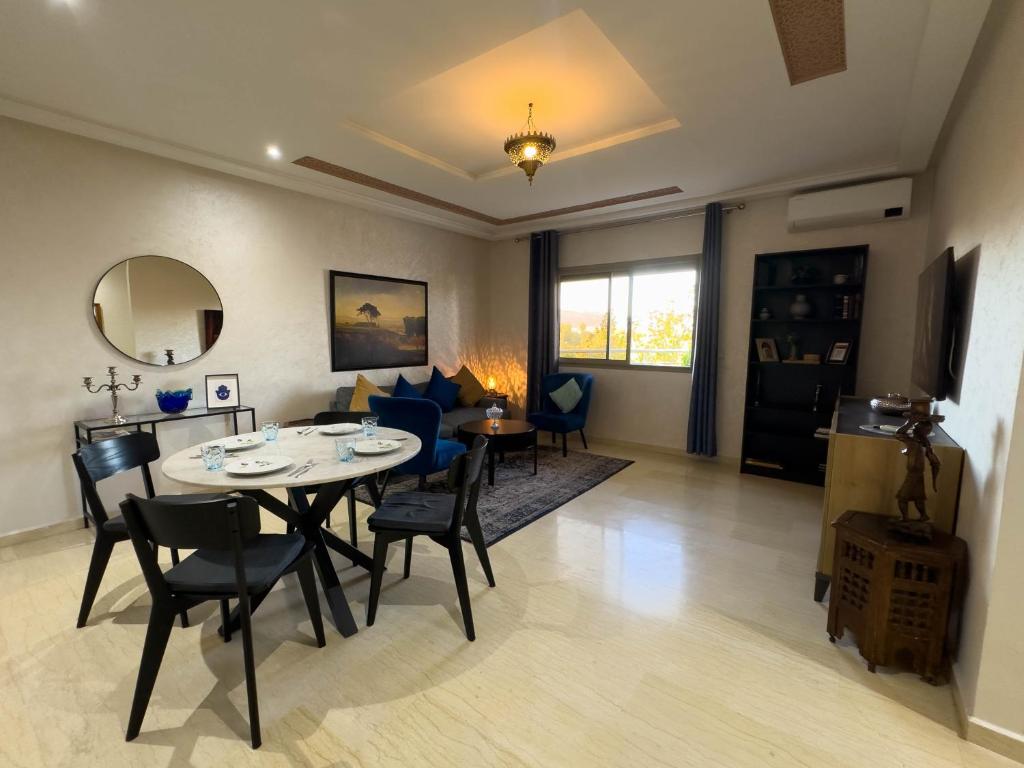 TV a/nebo společenská místnost v ubytování Appartement Luxueux, 2 chambres, à 300m de la Gare de train