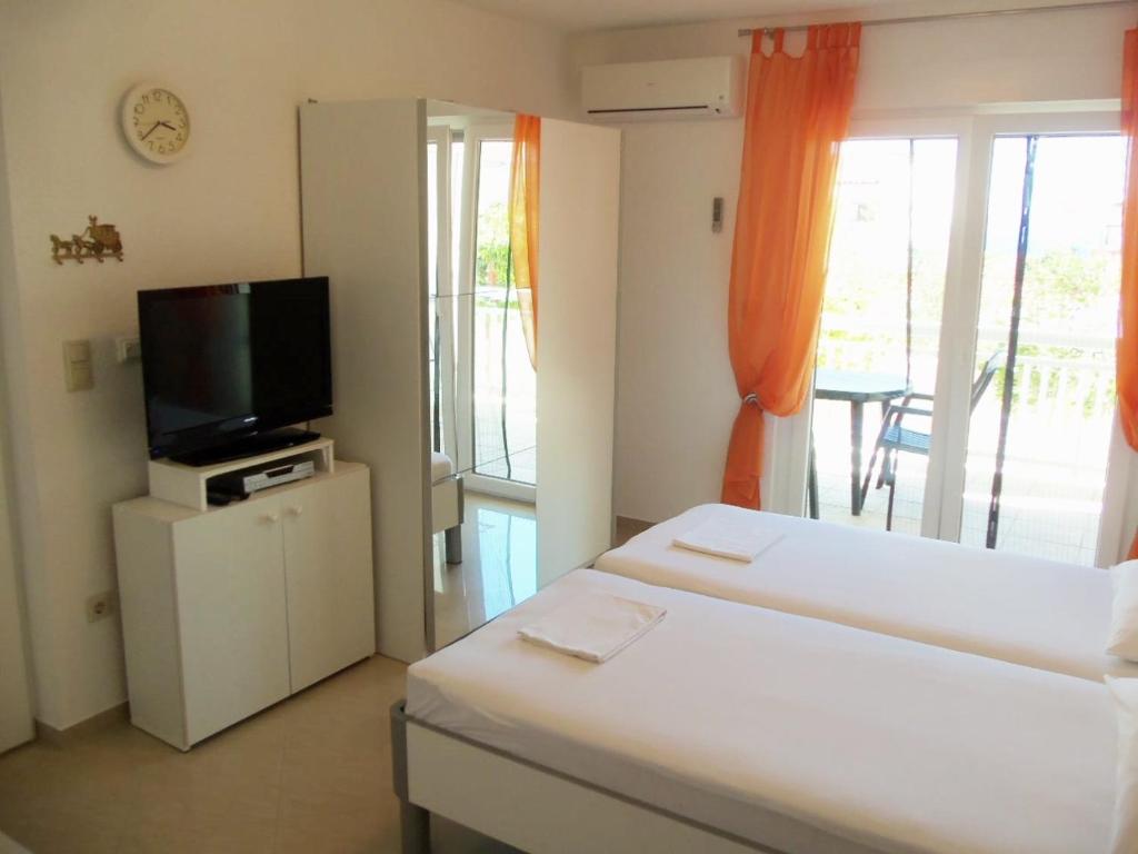 Televízia a/alebo spoločenská miestnosť v ubytovaní Apartment Elena