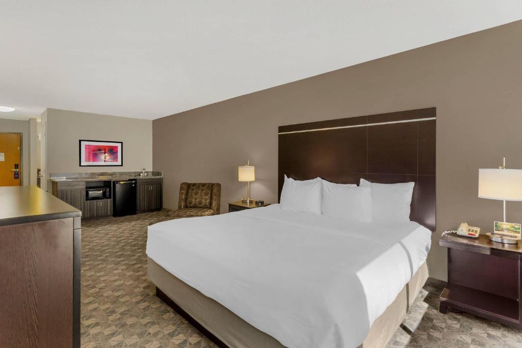 Comfort Inn Huntington near University area - Efficiency King Room - Non-Smoking