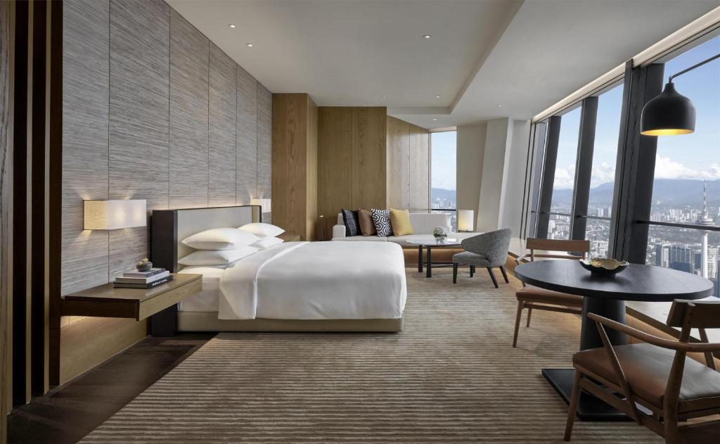 Ένα ή περισσότερα κρεβάτια σε δωμάτιο στο Park Hyatt Kuala Lumpur