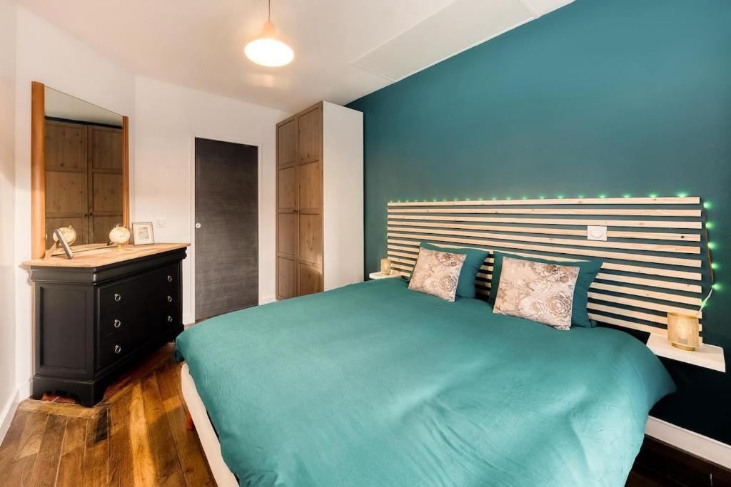 Ένα ή περισσότερα κρεβάτια σε δωμάτιο στο VitalHome Bicêtre and Ligne 14