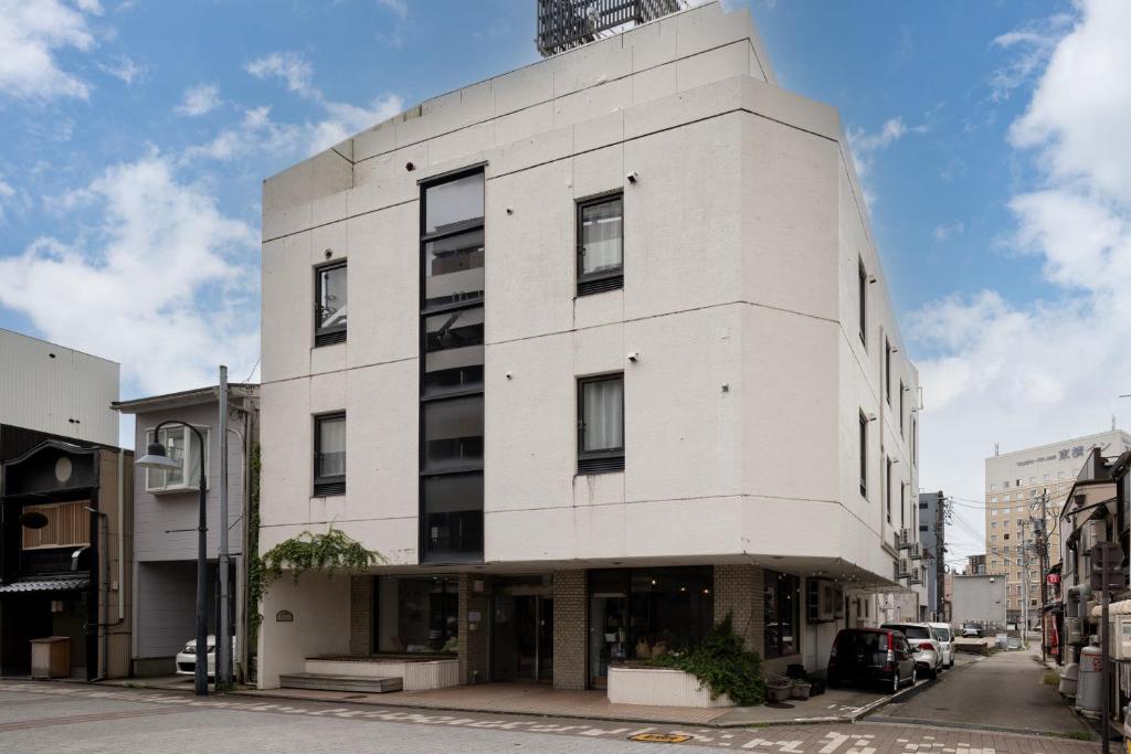 Tòa nhà nơi khách sạn tọa lạc