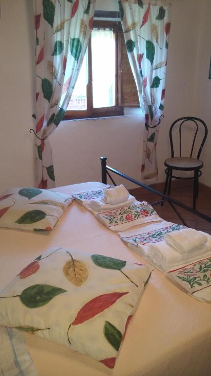 two twin beds in a room with a window at Appartamento Martina in Sassetta