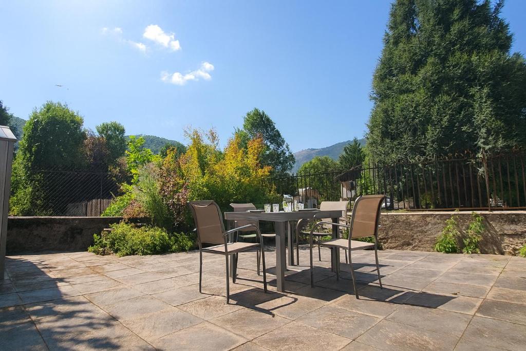 Nespecifikovaný výhled na hory nebo výhled na hory při pohledu z prázdninového domu