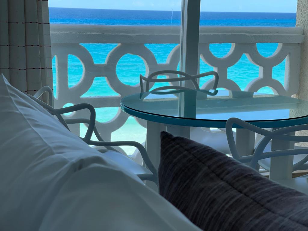 Cette chambre comprend un lit et offre une vue sur l'océan. dans l'établissement Beachside Apartments Cancun, à Cancún