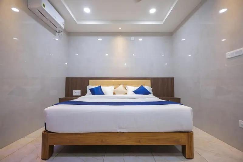 Postel nebo postele na pokoji v ubytování YKHOMES Luxury & Comfort Stay