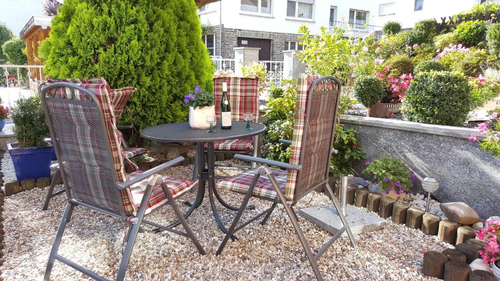 トラーベン・トラーバッハにあるFewo Blütenreichの庭園内の椅子2脚とテーブル