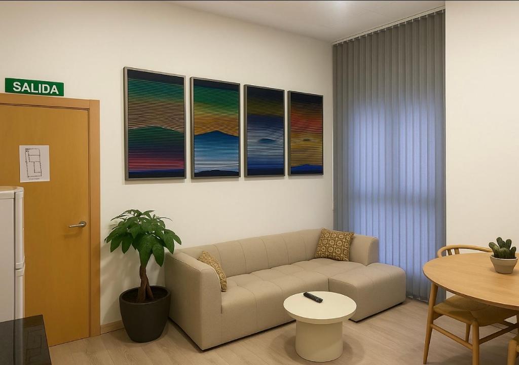 ein Wohnzimmer mit Sofa und Tisch in der Unterkunft Encanto cuenca puerta al silencio in Cuenca