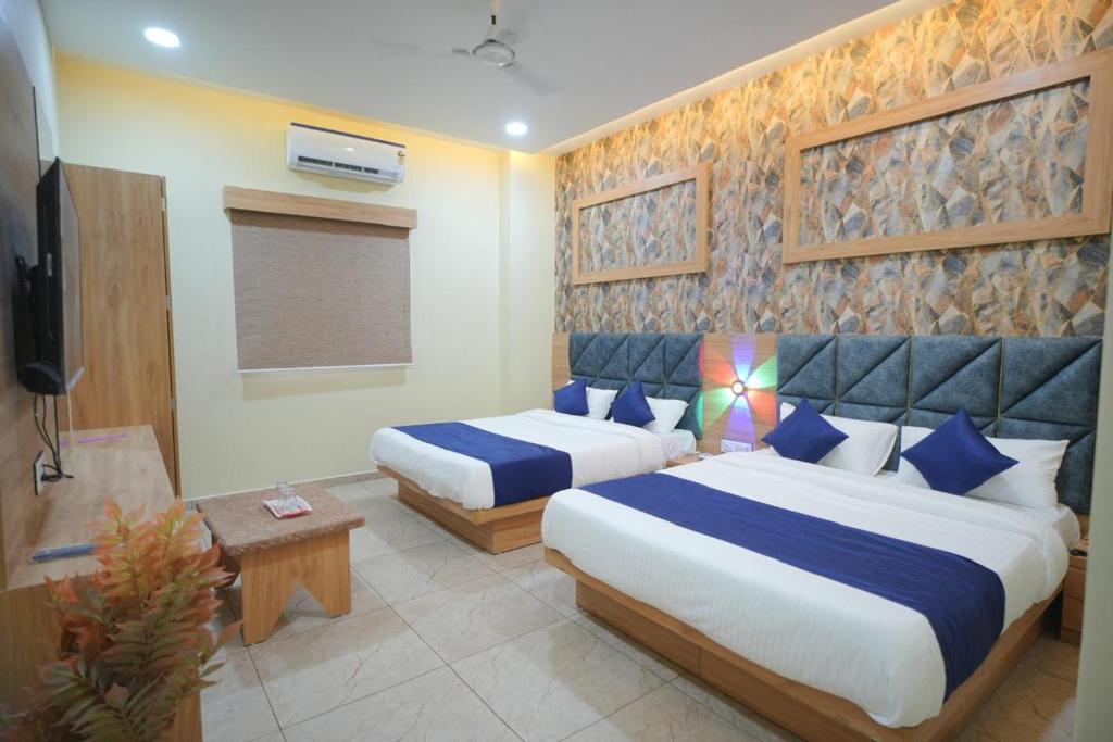 Ένα ή περισσότερα κρεβάτια σε δωμάτιο στο hotel hill top inn vatva