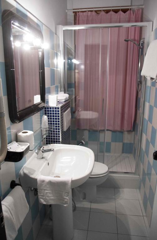 Koupelna v ubytování Hotel Letizia