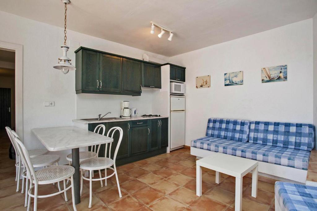 Kuchyňa alebo kuchynka v ubytovaní Apartaments El Berganti en Canyelles Petites