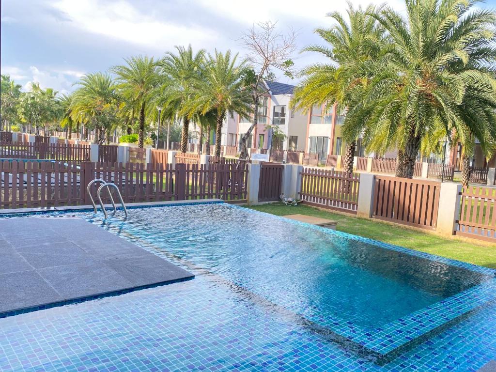 Πισίνα στο ή κοντά στο Beautiful Beach Villa family pool near the Grand