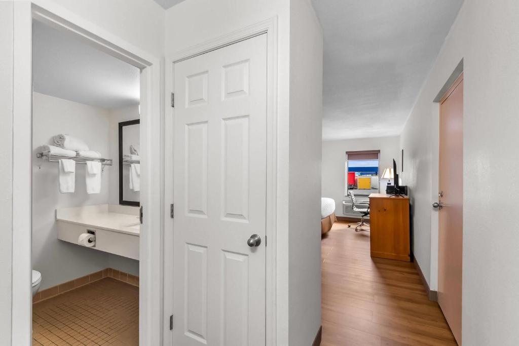 Travelodge by Wyndham Winchester - Habitación Con 2 Camas Grandes - No Fumadores