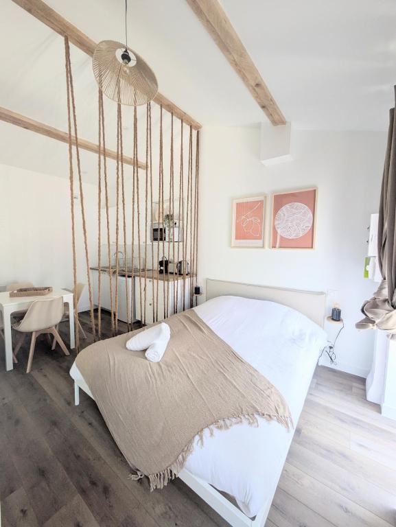 Ένα ή περισσότερα κρεβάτια σε δωμάτιο στο Cocon lumineux 4P avec jardin privé calme