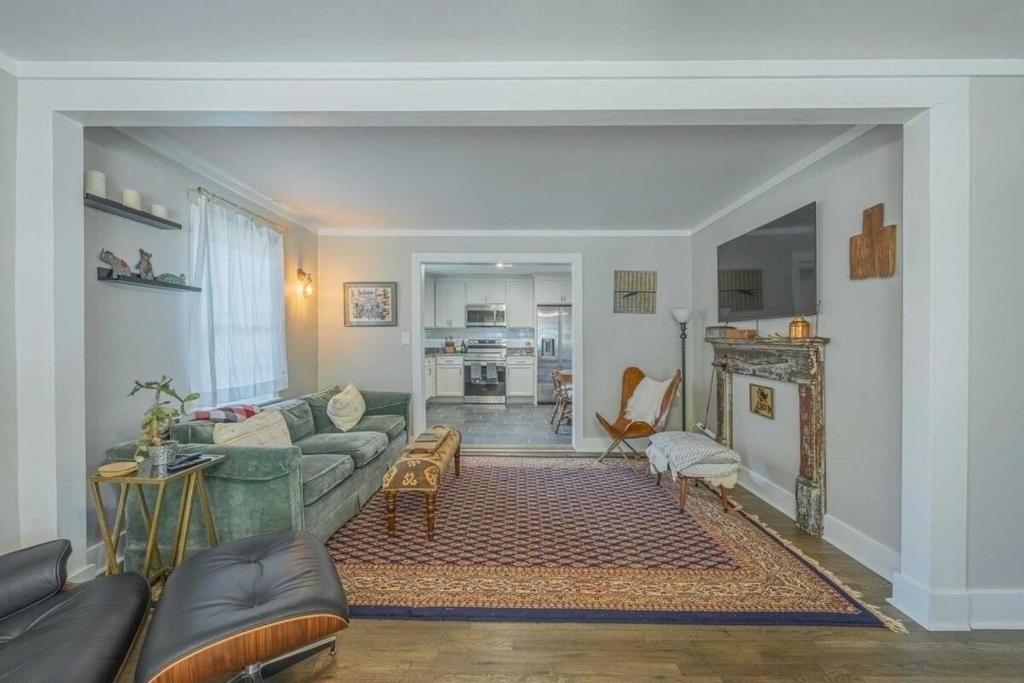 Χώρος καθιστικού στο Eclectic Inn Downtown - 2 miles to Sanford Stadium