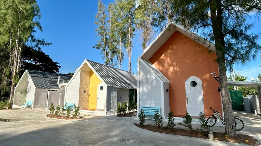 eine Gruppe von Gebäuden mit Bäumen im Hintergrund in der Unterkunft Dehut Boutique Homestay hut3 in Khon Kaen