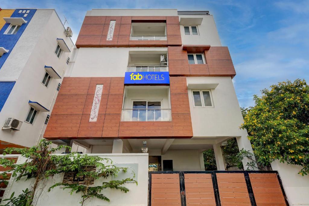 チェンナイにあるFabHotel Pavis Innのcitesと書かれた看板のある建物