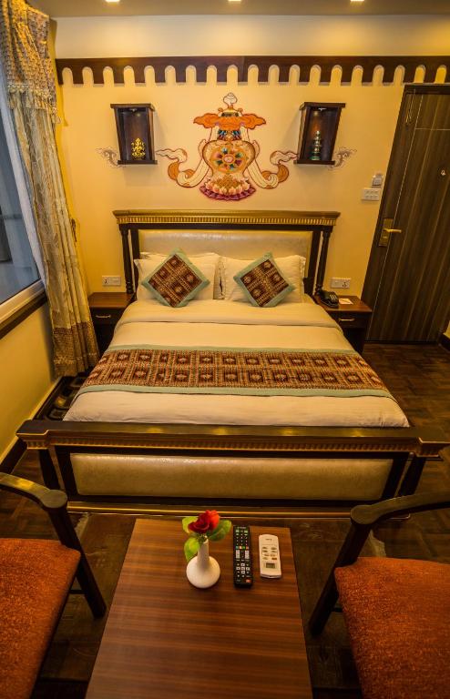 Postel nebo postele na pokoji v ubytování Hotel Encounter Nepal & Spa