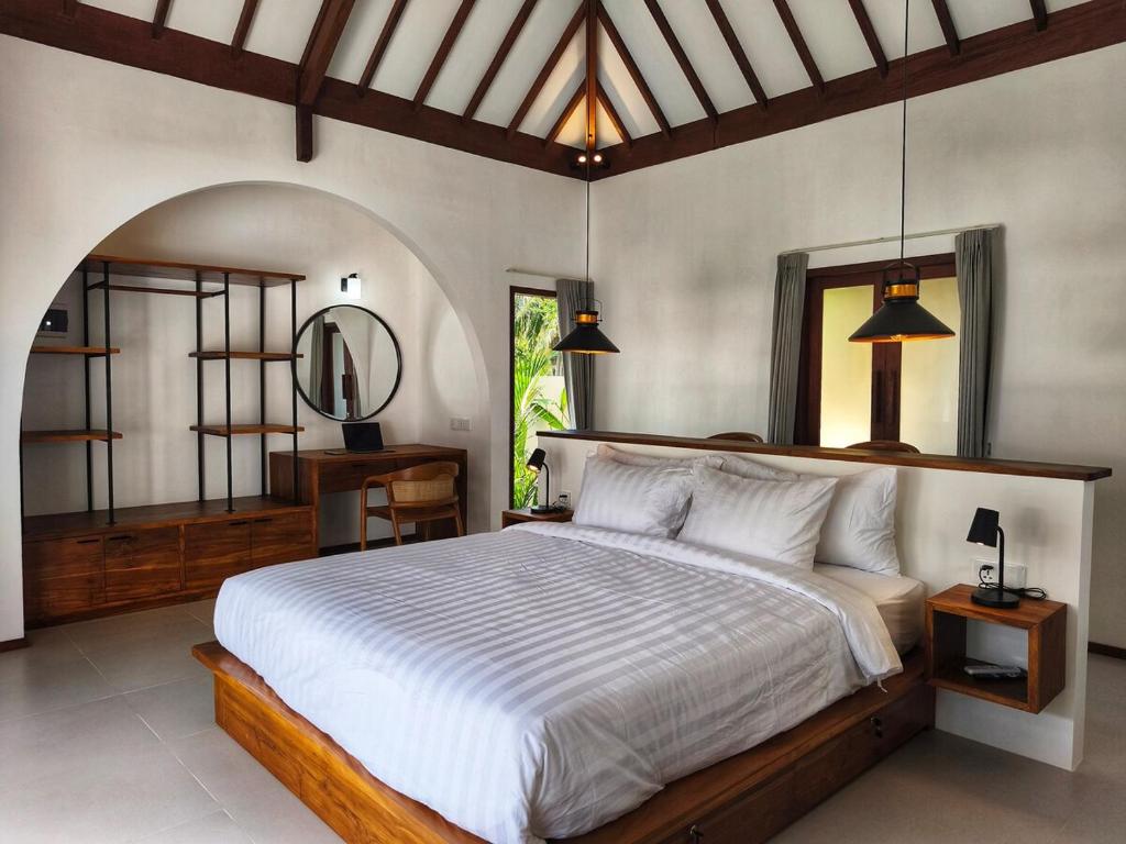 Una cama o camas en una habitación de NEW Mawar Putih - Heavenly Studio - Selong Belanak