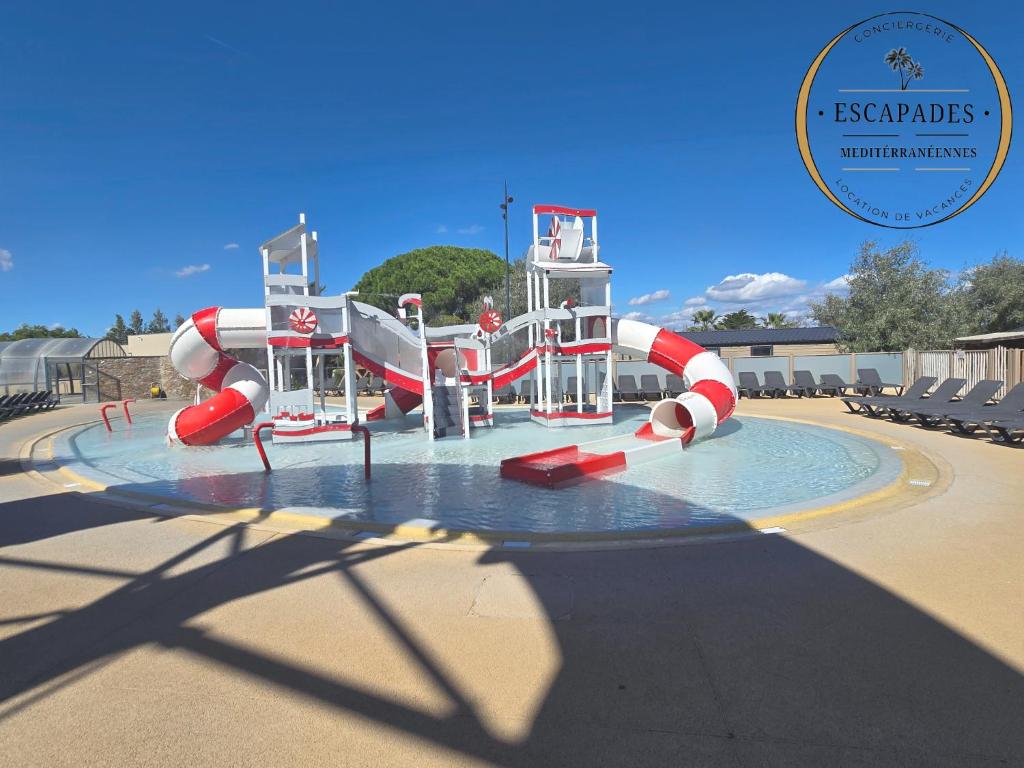 Ein Kinderspielbereich in der Unterkunft L'Eden Mobil Home à 200m de la plage Camping 5 étoiles Parc Aquatique