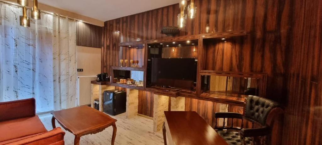 ein Wohnzimmer mit Holzwänden und einem Fernseher in der Unterkunft Luxury Apartments Seveeu in Warschau