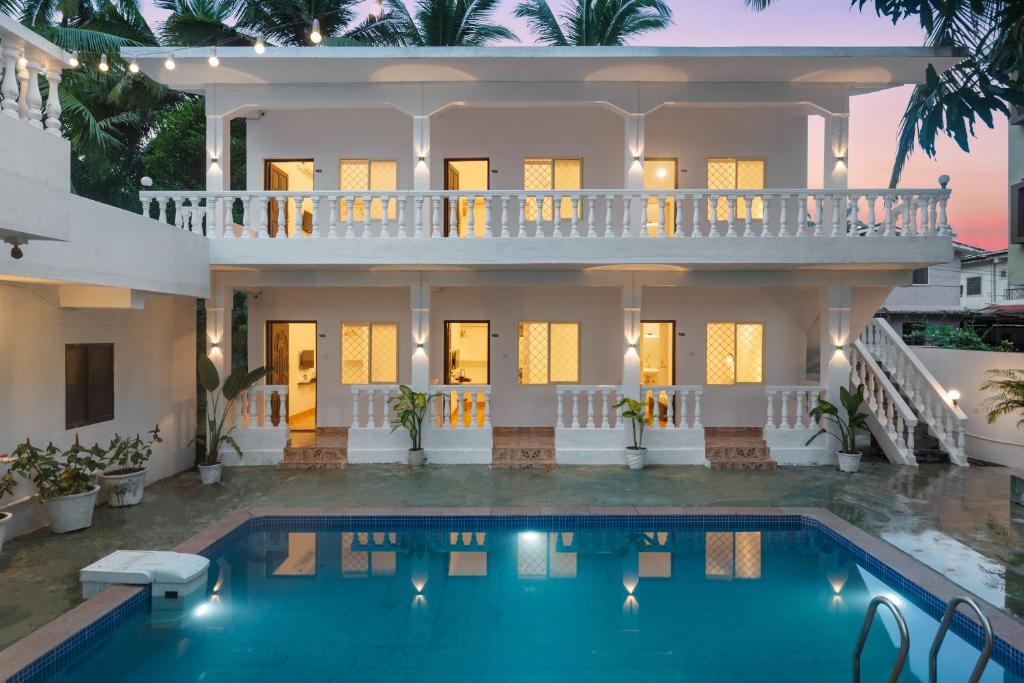 una casa con piscina delante en 8fold by Larisa, Siolim, en Siolim