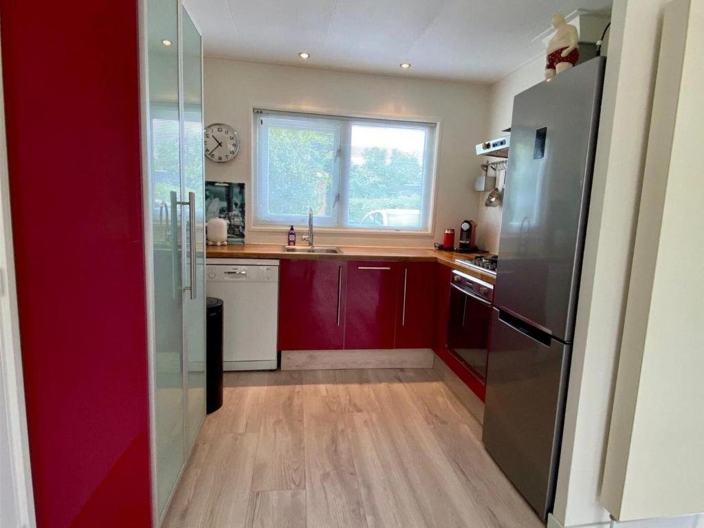 Η κουζίνα ή μικρή κουζίνα στο spacious bungalow surrounded large garden