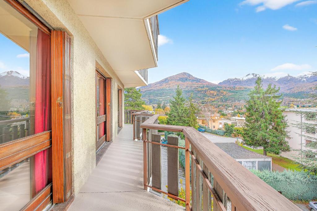 a balcony with a view of the mountains at Appartement T3 in Embrun