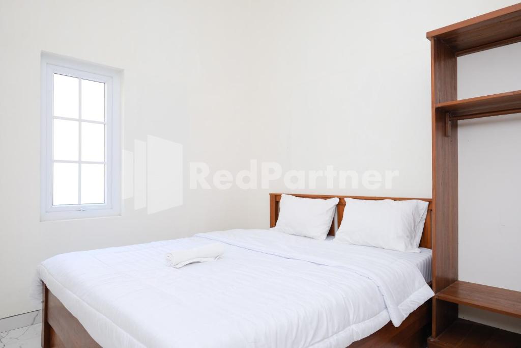 Postel nebo postele na pokoji v ubytování Danesty Homestay Sedayu near Universitas Mercu Buana Yogyakarta RedPartner