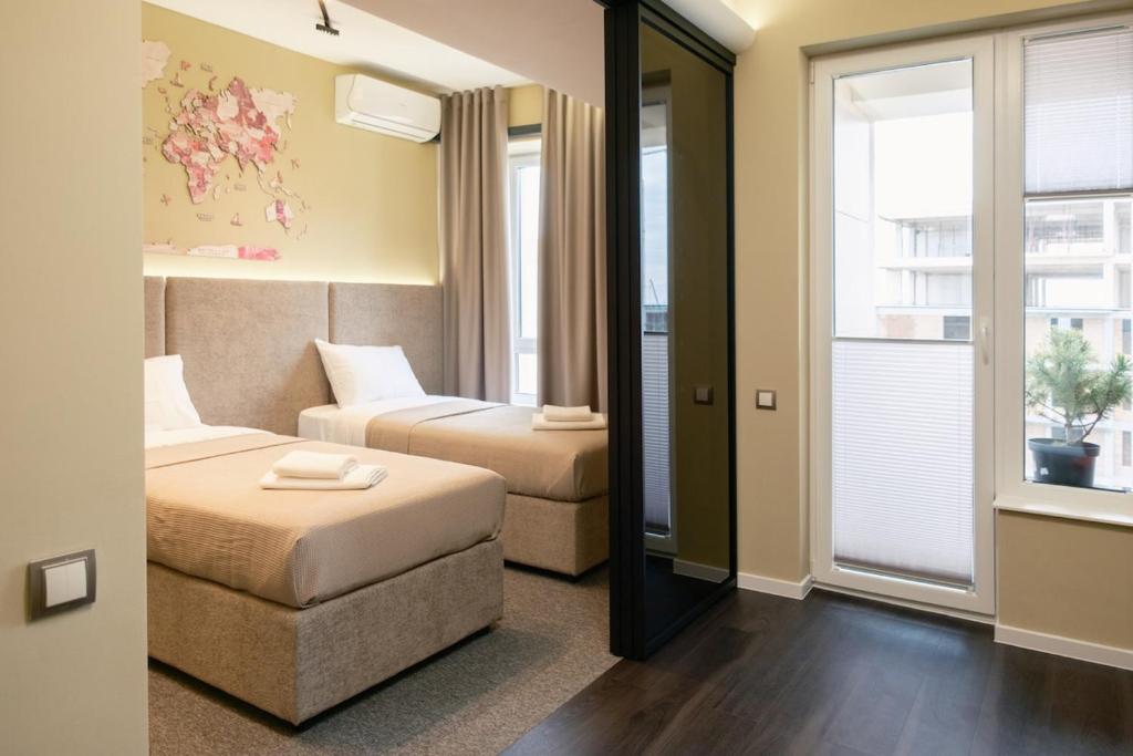 Postel nebo postele na pokoji v ubytování Luxury Airport Studio with Balcony Cozy & Modern