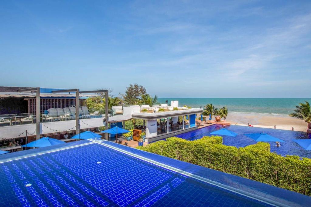 une image d'une piscine à la plage dans l'établissement Ace of Hua Hin Resort - One Bedroom Ace Seaview Suite Private Pool, à Sathani Huai Sai Tai