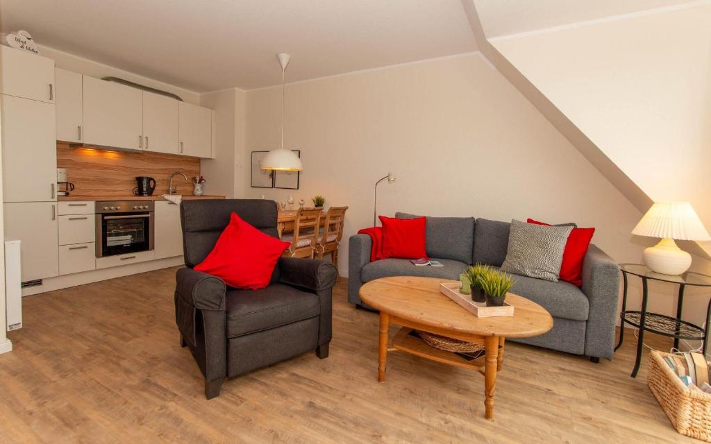 博尔Aussicht的有两张沙发和一张桌子的客厅