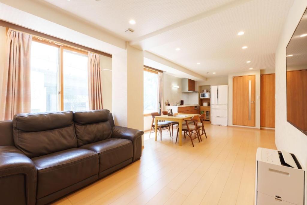 青葉邸-NIPPONBASHI Room 201-3 Min Walk to Kuromon Market 80sqm 4BR Family Residence