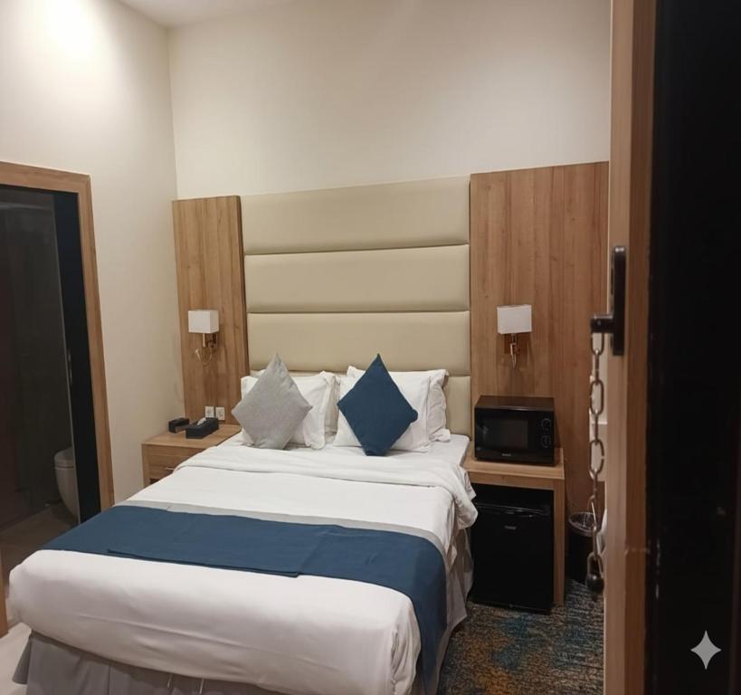 een slaapkamer met een groot bed in een hotelkamer bij Sunday Luxury Central formerly Anan hotel in Riyad