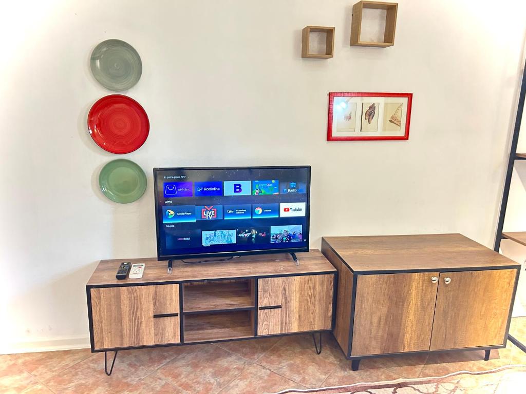 Μια τηλεόραση ή/και κέντρο ψυχαγωγίας στο Budget Retreat Hotel