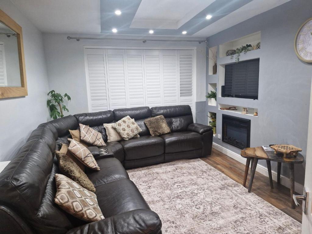 Televiisor ja/või meelelahutuskeskus majutusasutuses Charming Wythenshawe Home with Garden and Parking