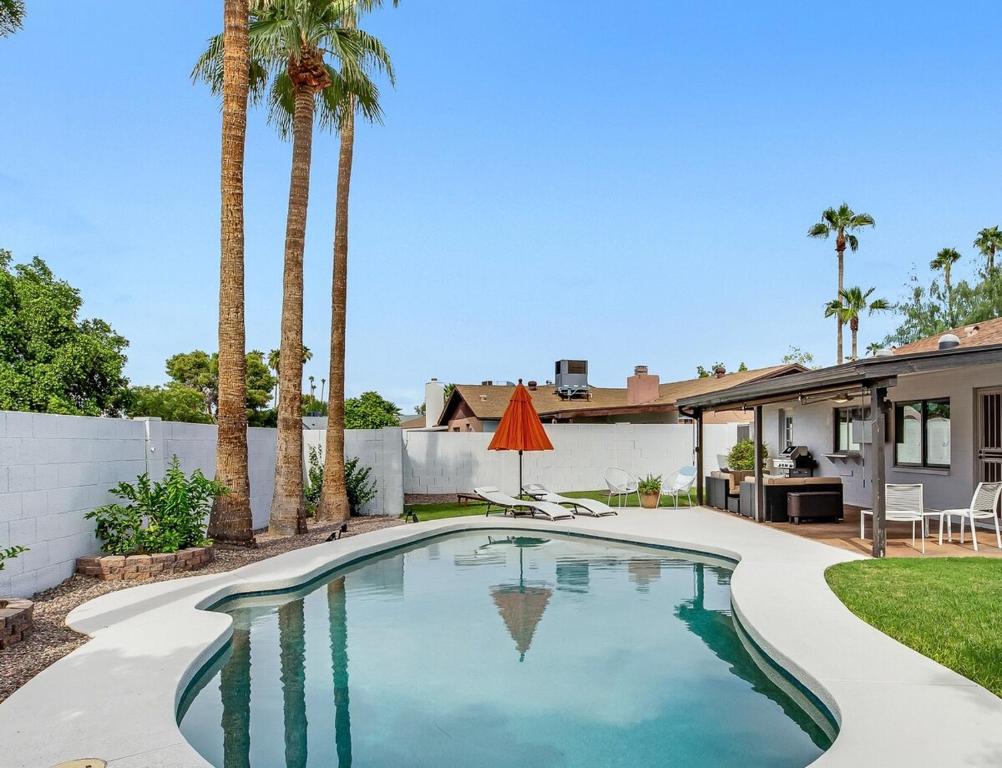 Hồ bơi trong/gần Spacious Palm Oasis