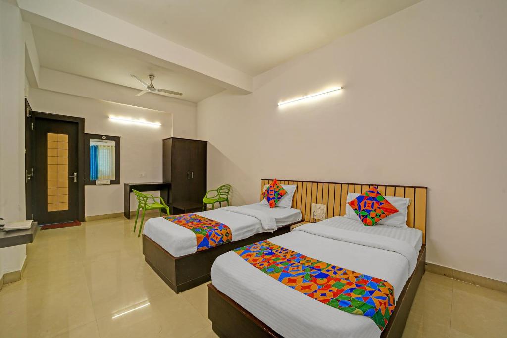 Ένα ή περισσότερα κρεβάτια σε δωμάτιο στο FabHotel Konark Green