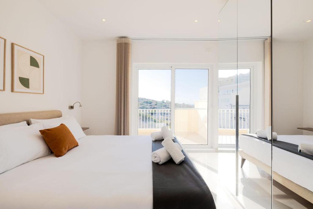 Postel nebo postele na pokoji v ubytování Elegant 3-bed House W Jacuzzi, Sea Views & Lift