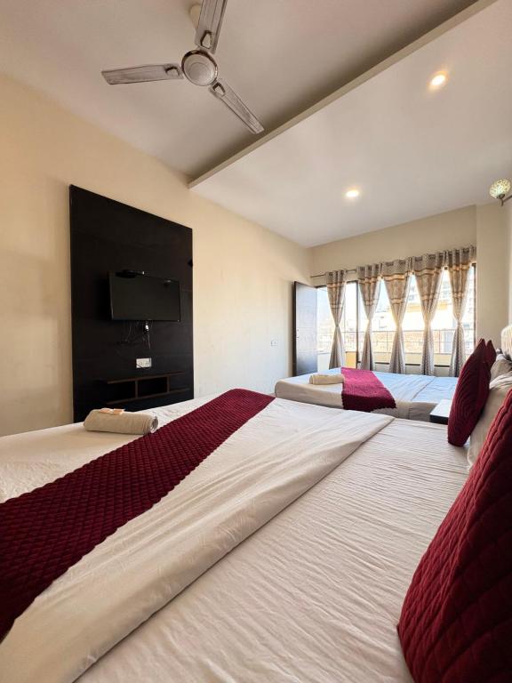 Postel nebo postele na pokoji v ubytování Hotel JB & Woodlark Zirakpur by Sidham Group of Hotels