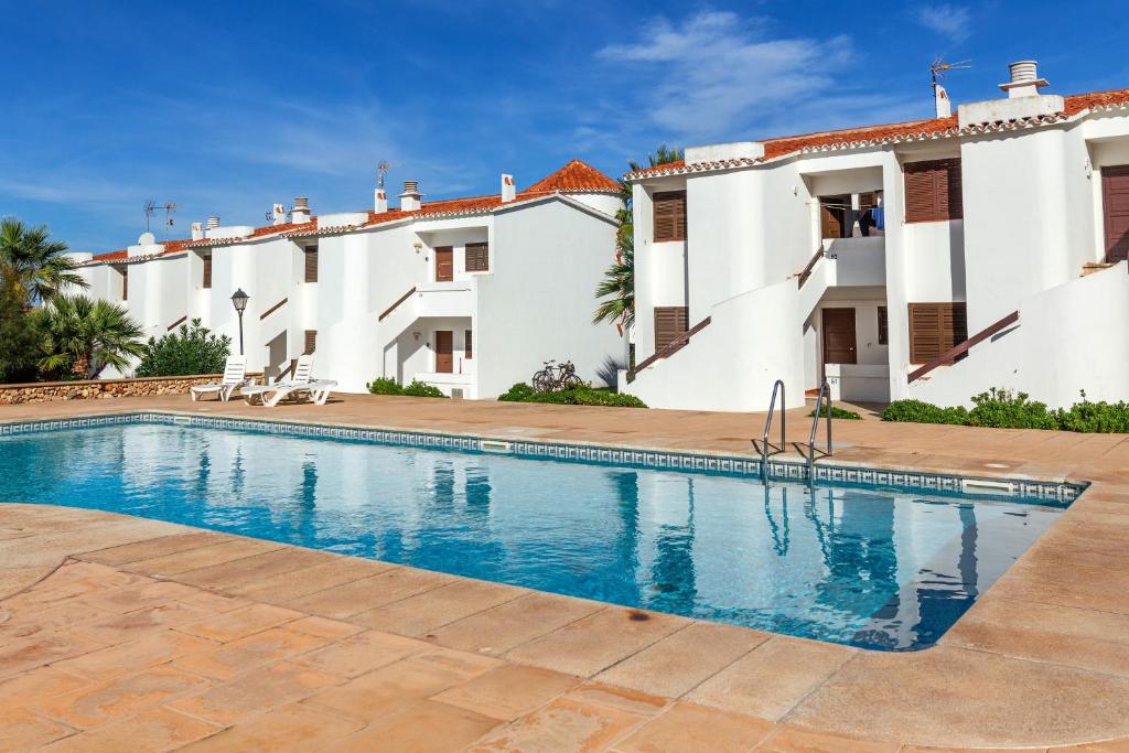 an image of a villa with a swimming pool at Apto Familiar frente a cala in Cala en Forcat