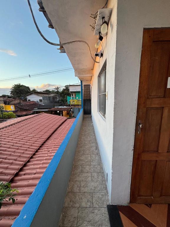 a door to a building with a tile roof at Apartamento e suítes Itacaré in Itacaré