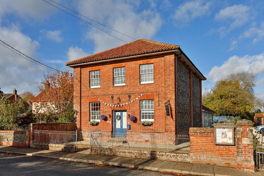 HindolvestonにあるFinest Retreats - The Chapelの青い扉のあるレンガ造りの建物