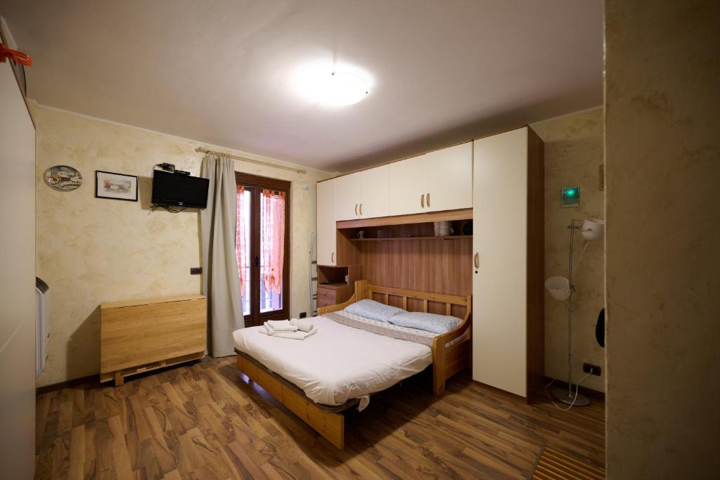 een slaapkamer met een bed en een televisie. bij Mono Villaggio Del Sole in Limone Piemonte