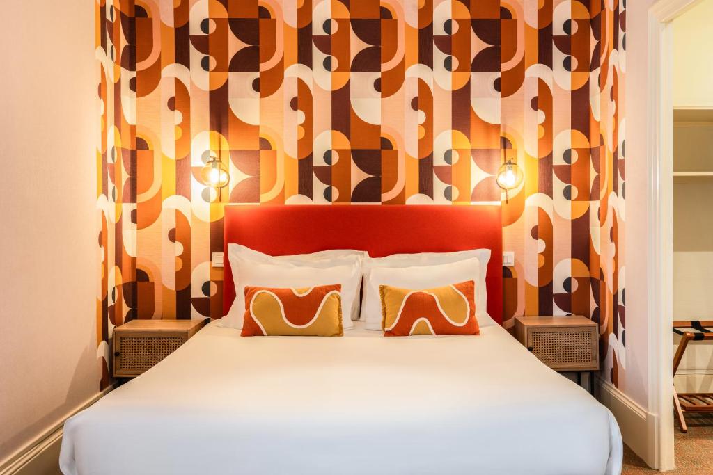 Ένα ή περισσότερα κρεβάτια σε δωμάτιο στο The Originals Boutique, Hôtel Normandie, Auxerre