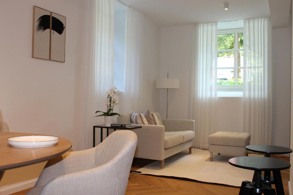 un salon avec un canapé et une table dans l'établissement Schöner Wohnen im Zentrum von Detmold, à Detmold