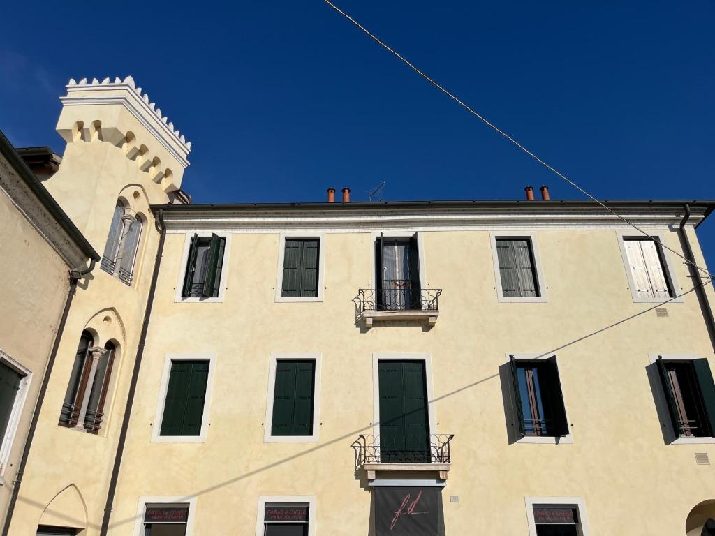 Teentori في كامبوسامبيرو: مبنى به برج ساعة في قمته