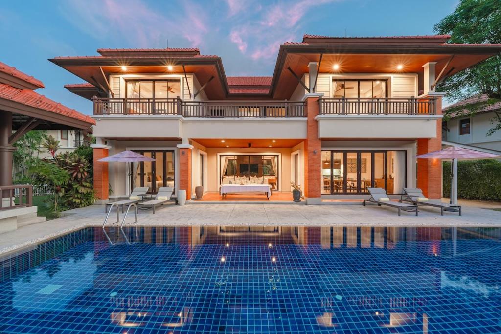 Πισίνα στο ή κοντά στο Laguna Village 4-BR Pool Villa by Stayisle